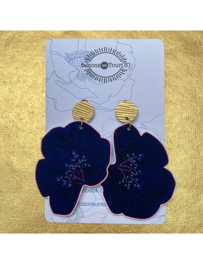 Boucles d'oreilles demi fleur asymétriques coloris bleu foncé