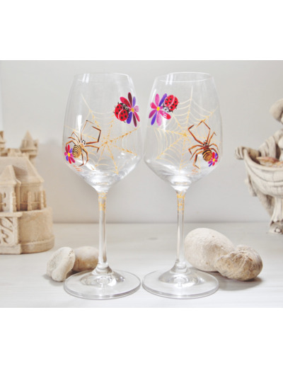 Deux jolis verres à pied en cristal très coloré décorés à la main sur le thème de l'amitié entre coccinelle et araignée, original et unique