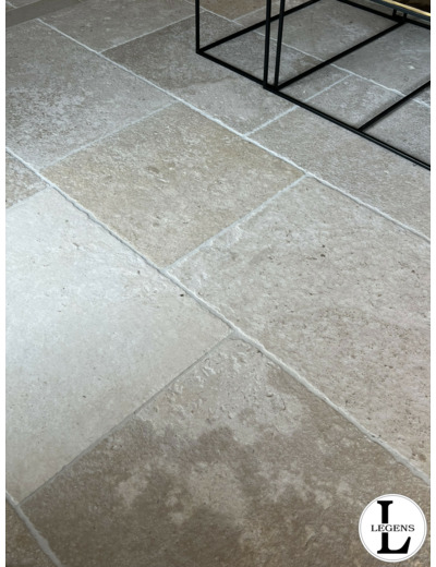 Dallage pierre de Charente Ponsac finition Antique bandes 60cm x longueurs libres x 2cm