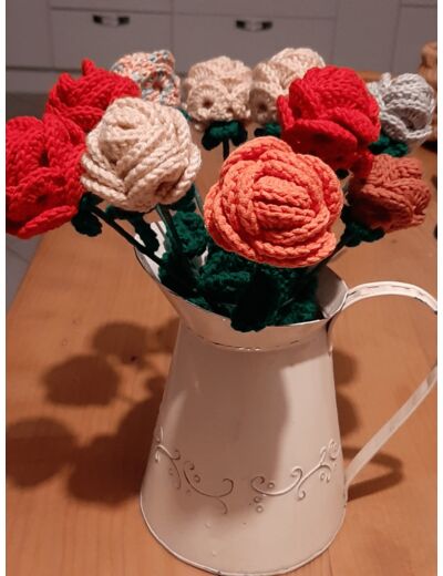 Rose blanche et rose clair au crochet