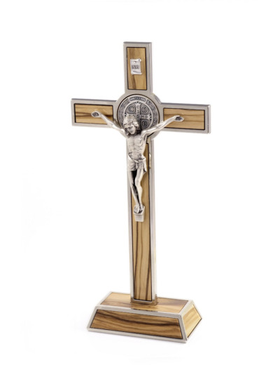 Croix ST Benoît sur PIED- 20x10cm- métal argenté + BOIS
