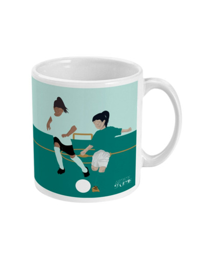 Tasse ou mug football "Les deux footballeuses" - personnalisable