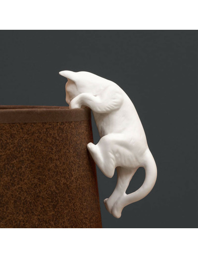 Petit Chat Grimpeur en Porcelaine Blanche 13x6x6cm