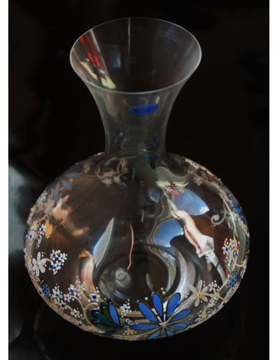 Joli carafe en cristallin peinte à la main dans les tons bleus et décorée de coccinelles et de libellules voletant au milieu des fleurs