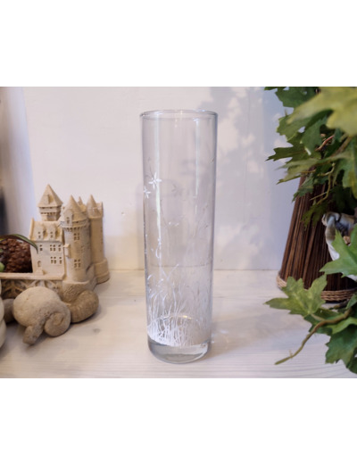 Vase peint à la main sur le thème du printemps ou de jolies libellules volent légèrement au dessus d'un champs de fleurs blanches