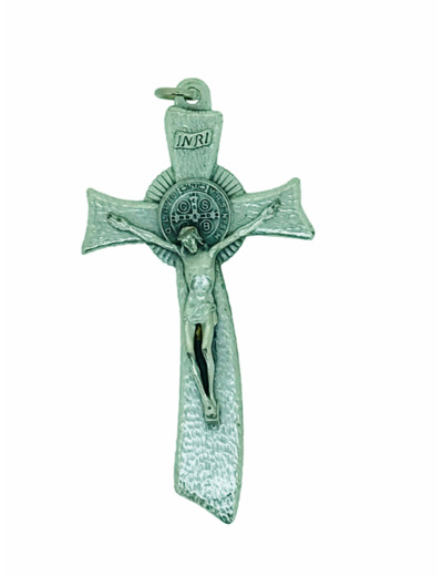 Croix de Saint Benoît métal martelé 75x40mm + boite