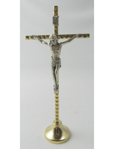 Crucifix métal doré martelé 11cm - Christ argenté sur pied