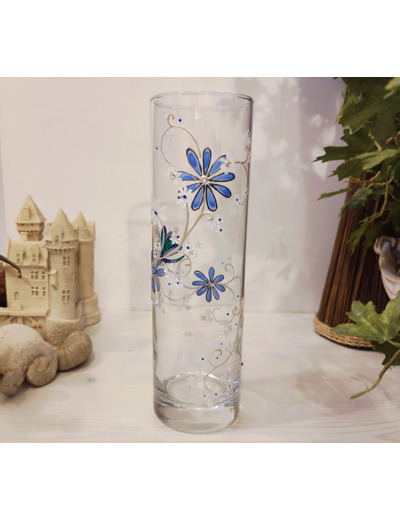 Grand vase artisanal peint à la main aux coloris bleus et blancs représentant une libellule voltant de fleur en fleur