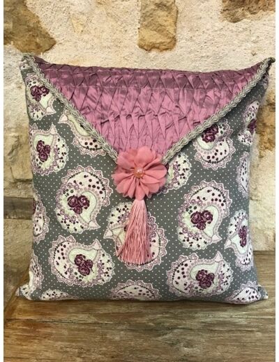 Housse de coussin en coton sur fond gris taupe avec des petits points et des fleurs