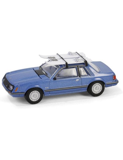 Ford Mustang Ghia Coupé with Ski Roof Rack Bleu 1981 - 1/64 - Greenlight