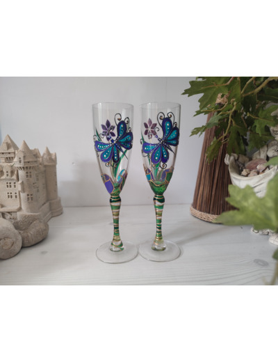 Flûtes à champagne en cristal de bohème peintes à la main très colorées et décorées de papillons verts et bleus