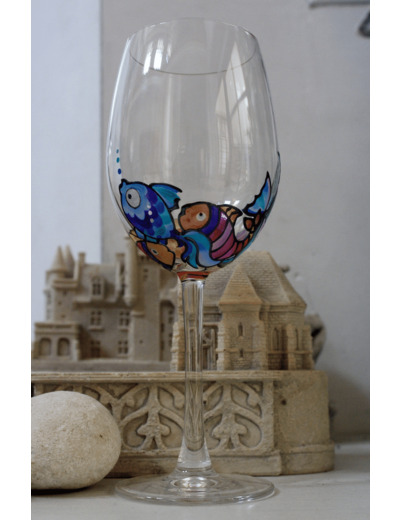 Grand Verre à pied en cristal personnalisé et peint à la main sur le thème des poissons, verre originale et unique, signé et numéroté