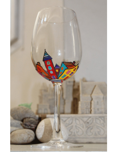 Verre en cristal peint à la main décoré de jolies petites maisons multicolores représentant un village très coloré pièce unique