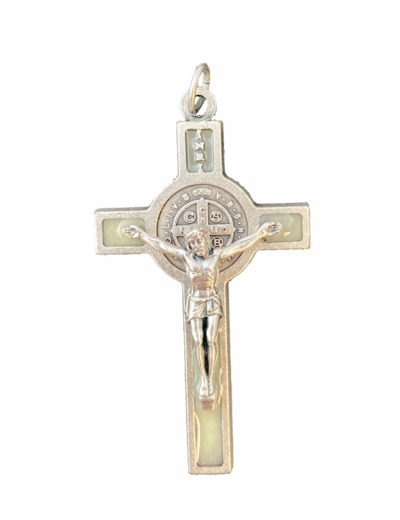 Croix St Benoît 53X29mm émail ARGENTÉ résine LUMINEUX