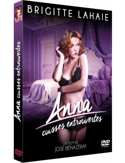 Anna cuisses entrouvertes