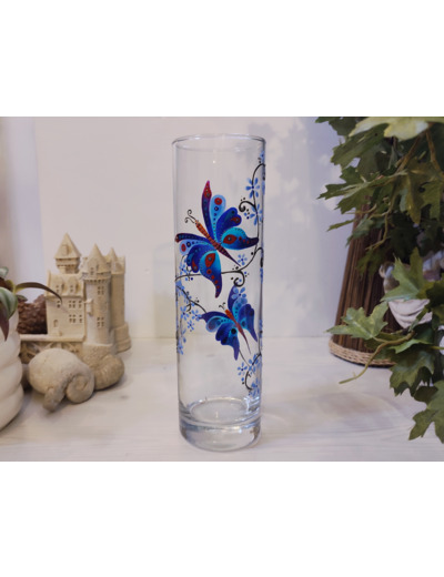 Vase peint à la main décoré de petits papillons bleus qui butinent de jolies fleurs