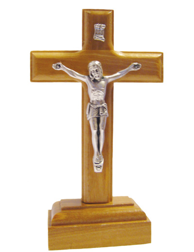 Crucifix en olivier sur pied 9cm avec Christ en métal argenté