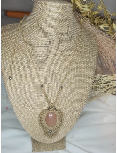 collier avec médaillon en quartz rose en micromacramé fait main