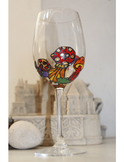 Joli verre en cristal, thème automnale et coloré des champignons, peint à la main. Pièce originale et unique, signée et numéroté verre à vin