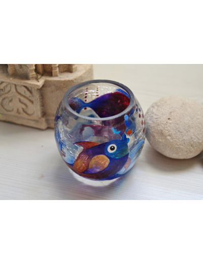 Photophore en verre craquelé peint à la main sur le thème des poissons des îles dans les tons bleus.