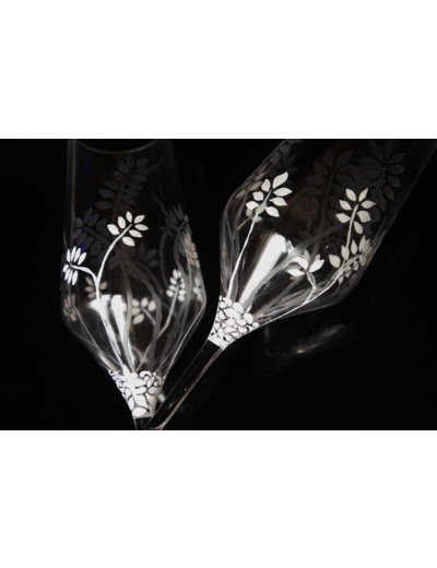Flutes à champagne peintes à la main coloris blanc perle décorées de feuillages découpés pour fêter ses noces de froment