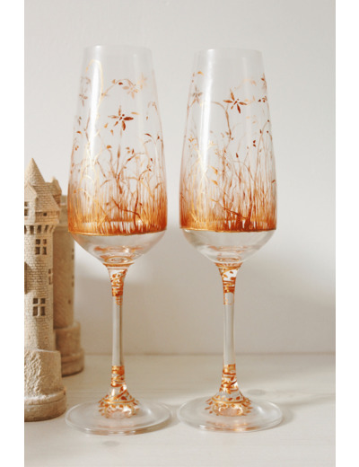 Lot de deux flutes à champagne en cristal, peintes à la main, coloris cuivrés, décor champètre avec envole de petites libellules, signées