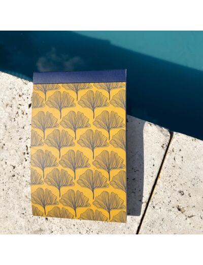 Bloc-notes fermé fond coloris jaune motif ginko bleu marine