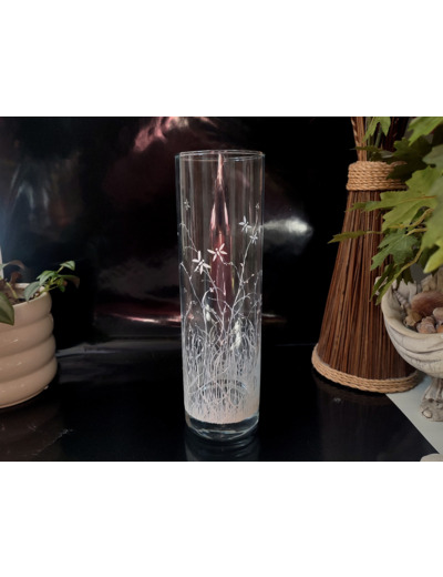 Vase peint à la main sur le thème du printemps ou de jolies libellules volent légèrement au dessus d'un champs de fleurs blanches