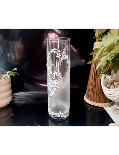 Joli vase peint à la main décoré d'une volute de jolies fleurs blanche