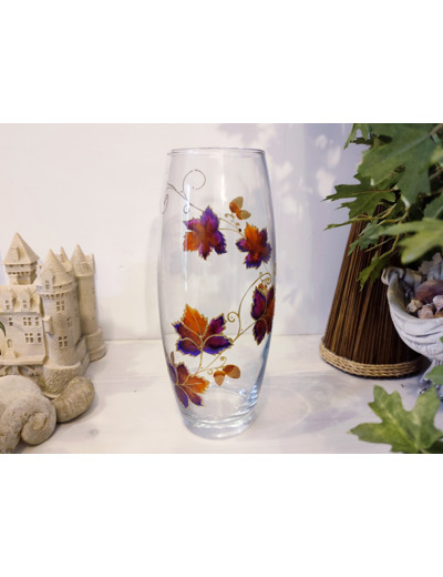 Joli vase peint à la main aux couleurs chaudes de l'automne ou une guirlande de feuilles mortes sillonnent la paroi du vase original signé