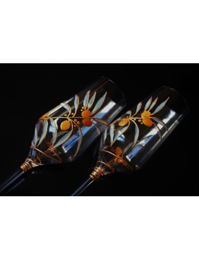 Jolies flutes à champagne peintes à la main sur le thème de l'olivier au feuillage découpé