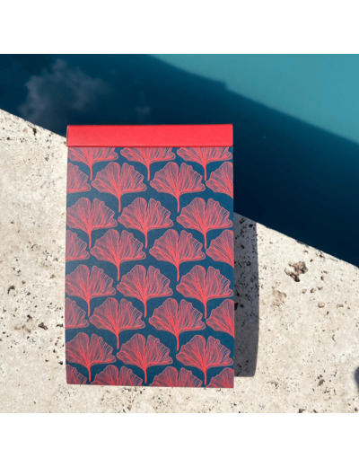 Bloc-notes fermé fond coloris bleu marine motif ginko rouge