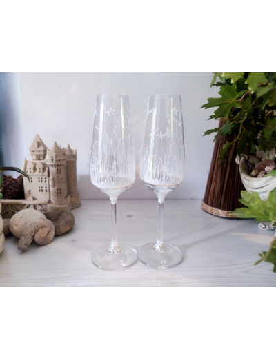 Grandes flutes à champagne en cristal peintes à la main dans les coloris blanc perle décorées de petites libellules