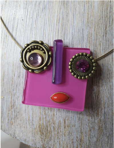 Collier tête carrée rose