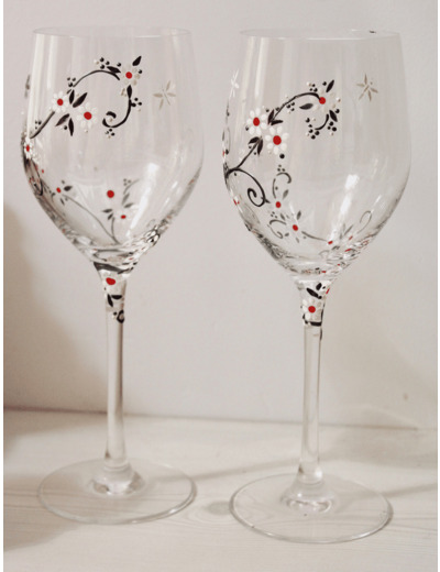 Duo de verres en cristal peints à la main décorés de petites fleurs nacrées au coeur rouge et libellules, pièces unique et personnalisables