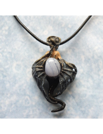 Pendentif "Dragonnière de Pern" pierre naturelle Calcédoine