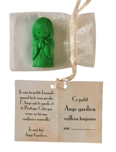 Ange Gardien Garçon -en Albaster 4,5cm colorisé vert dans tulle