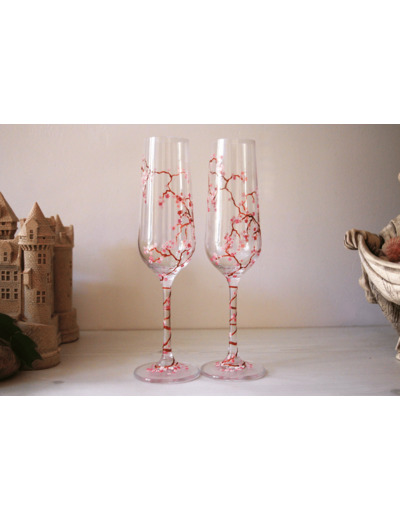 Lot de deux flutes à champagne peintes à la main sur le thème des cerisiers du Japon au coloris rose et cuivre, pièces originales et uniques