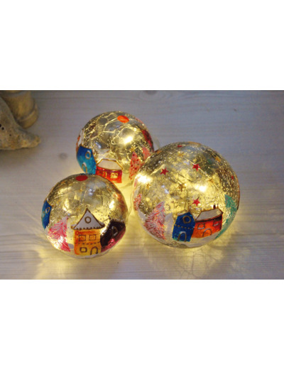 Lot de trois Jolies boules en verre, peintes à la main, éclairées par de petites ampoules leds, thème des villages de Noël, signées