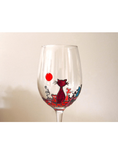 Joli verre à vin très coloré en cristal peint à la main sur le thème des chats et des souris, pièce originale et unique