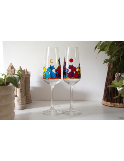 flutes à champagne multicolores peintes à la main sur le thème des chats amoureux sous la lune dorée et le soleil couchant - verre en cristallin