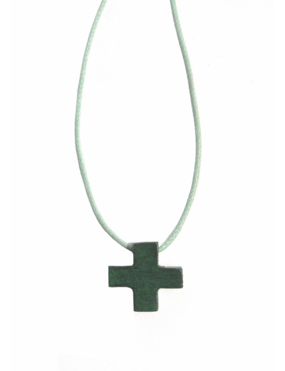 Croix pendentif teintée verte 15mm