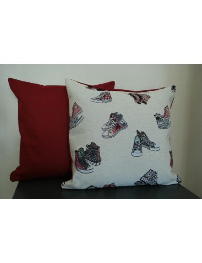 COUSSIN MOTIF CONVERSE DOS ROUGE POUR APPORTER CONFORT ET BIEN-ETRE A VOTRE QUOTIDIEN