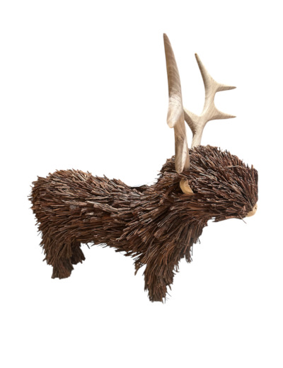 Sculpture en bois en forme de cerf debout