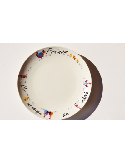 Assiette enfant  personnalisée et artisanale de 19 cm représentant des petites poules et poussins, très colorée, signée et daté