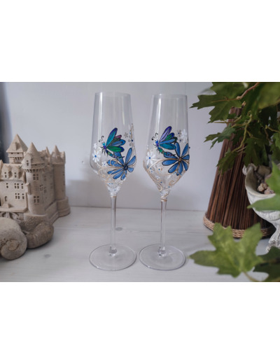 Flutes à champagne peintes à la main avec strass décorées de libellules bleues voletant de fleur en fleur