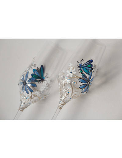 Duo de flutes à champagne peintes à la main avec strass décorées de libellules dans les tons bleus voletant de fleur en fleur