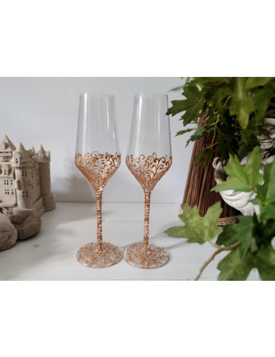 Verres peints à la main décorés de façon artisanale de volutes cuivrées en relief