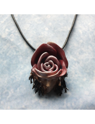 Pendentif "Rose pleureuse"