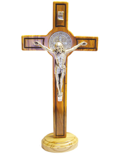 Croix de St Benoît en Olivier 31cm sur Pied